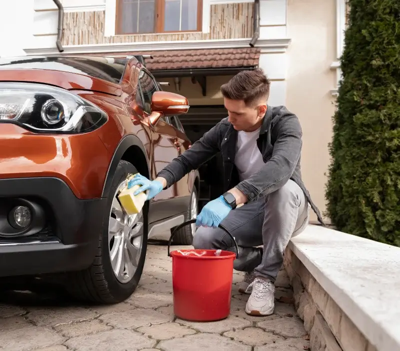 Lavage auto à domicile Sailly-sur-la-Lys : professionnel intervenant sur un véhicule